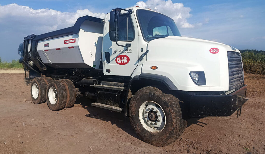 Fruehauf acompaña el crecimiento de Grupo La Cantera al entregar equipos tipo volteo
